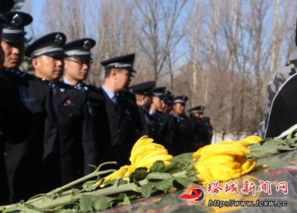 □4月1日，地区公安局50余名民警来到塔城市烈士陵园祭奠英烈。