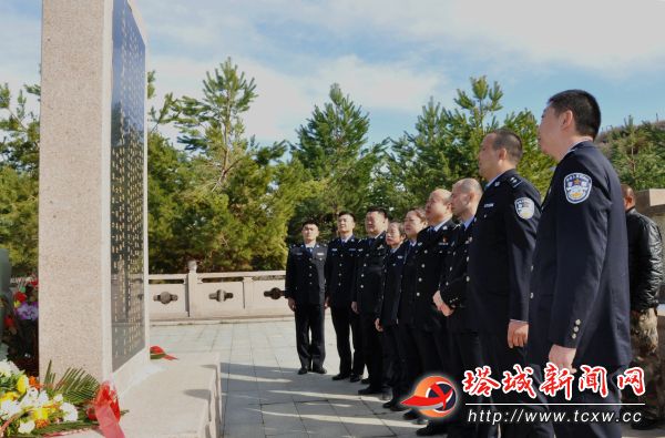 □3月31日，裕民县公安局民警来到孙龙珍烈士陵园献花、默哀。