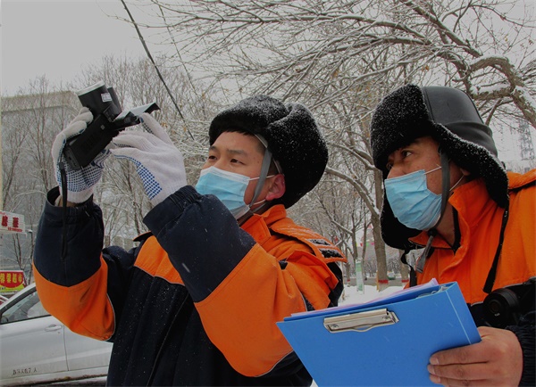 □近日，国网裕民县供电公司工人冒雪巡查监测城区输电线路运行情况。