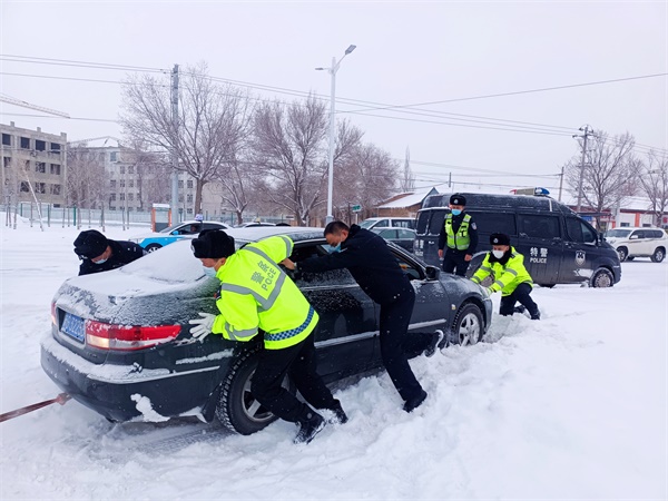 □2月17日，塔城市公安局交警大队民辅警救助被困车辆。