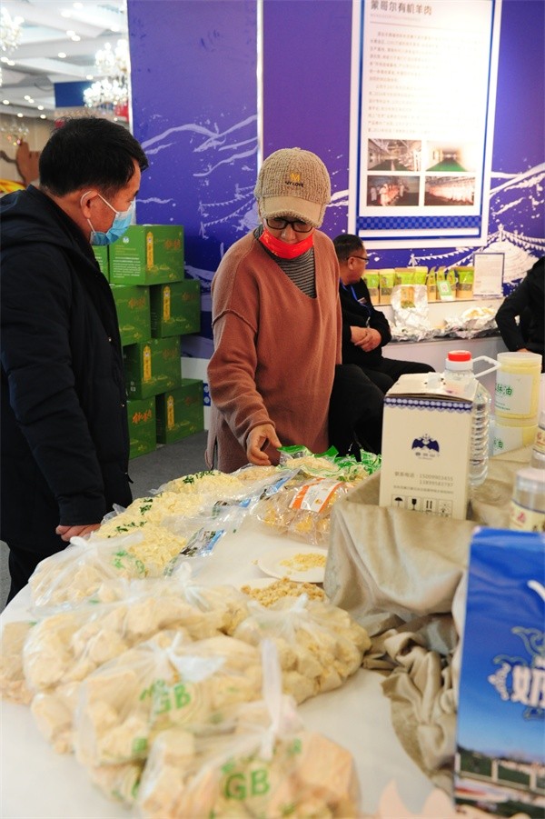 □和布克赛尔蒙古自治县展厅的奶疙瘩十分畅销。