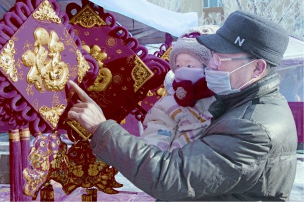 □1月28日，和布克赛尔蒙古自治县居民在挑选福字饰品。