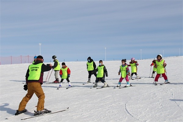 □初学滑雪者小心翼翼往前滑。