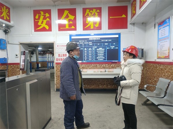 □记者代姣美在和布克赛尔蒙古自治县徐矿集团六矿采访。