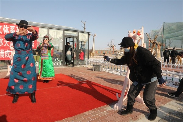 □记者张培琪在和布克赛尔蒙古自治县巴嘎乌图布拉格牧场拍摄时装秀表演。