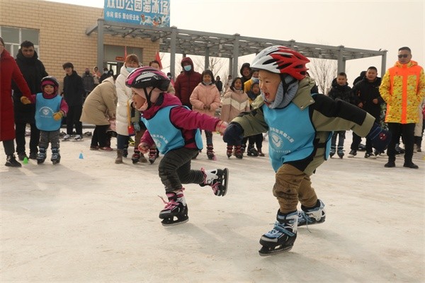 □小小运动员萌态滑冰。