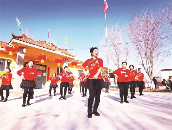 □3月5日，沙湾市东湾镇南湾村村民表演舞蹈《站在草原望北京》。