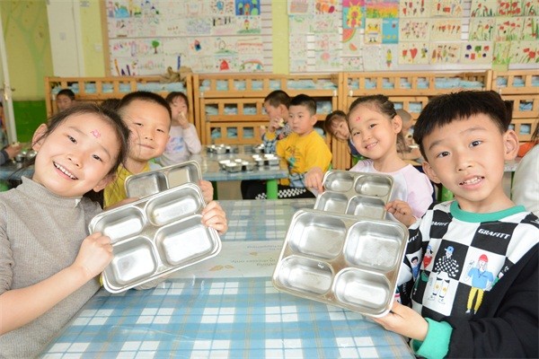 □4月7日，市城东幼儿园的孩子互相比拼看谁吃得最干净。