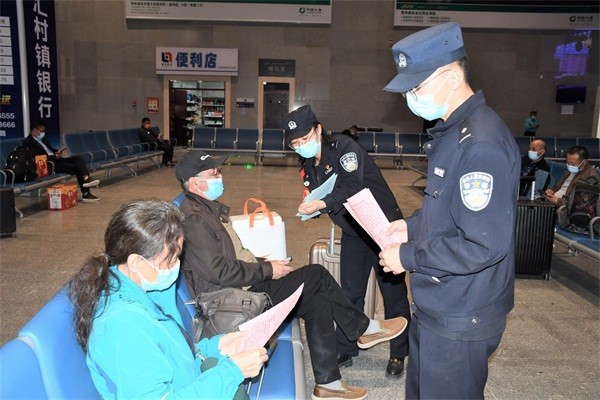 □4月13日，乌鲁木齐铁路公安局奎屯公安处塔城站派出所民警向乘客发放宣传单。