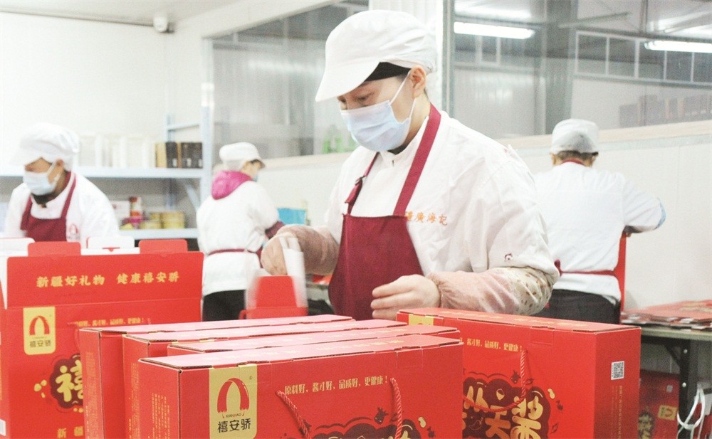 □为迎接“五一”小长假销售高峰期，4月28日，新疆广海记农业科技发展有限公司的职工加班加点生产辣椒酱。