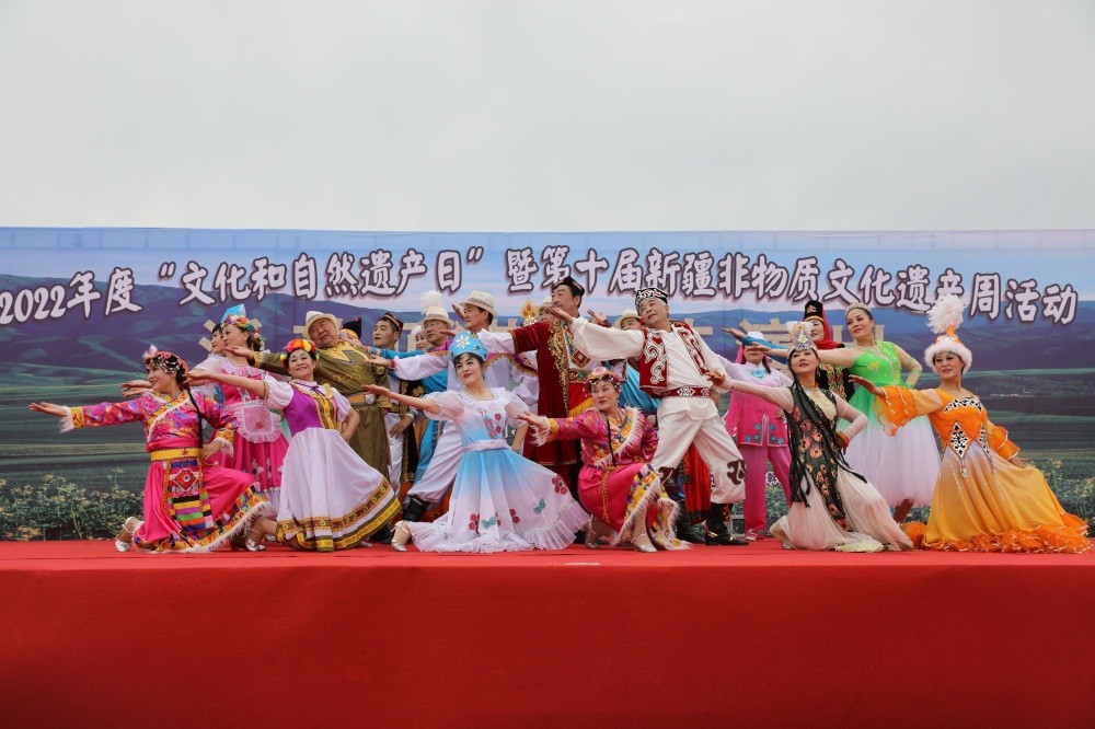□各族演员身着盛装表演舞蹈《我和我的祖国》。