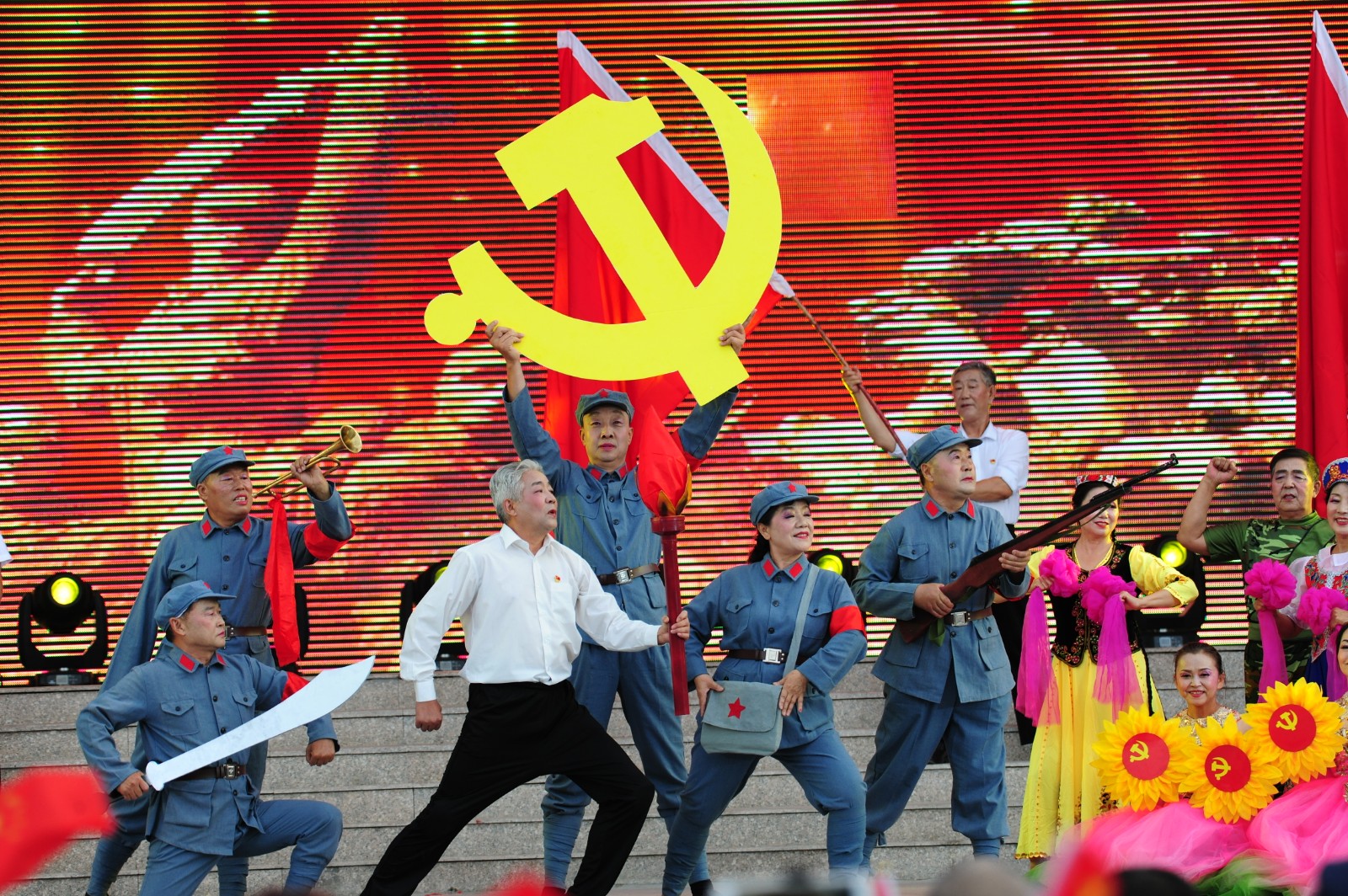 □舞蹈《没有共产党就没有新中国》让观众仿佛回到那段峥嵘岁月。